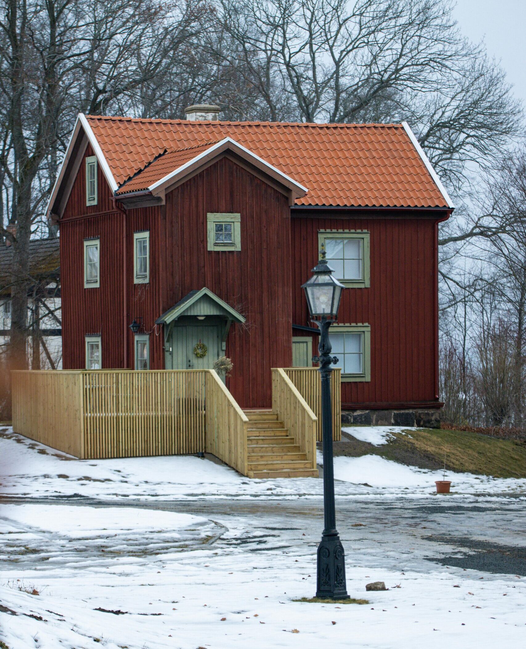 Hus i Dalarna med nytvättat tak.